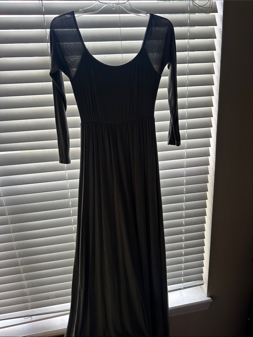 Women's Scoop Neck Long Sleeve Maxi Dress - olive green small-maternity